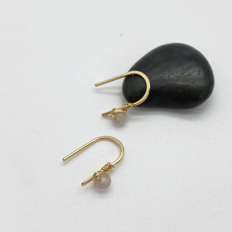 Gouden Minimalistische Oorbellen Met Rozenkwarts