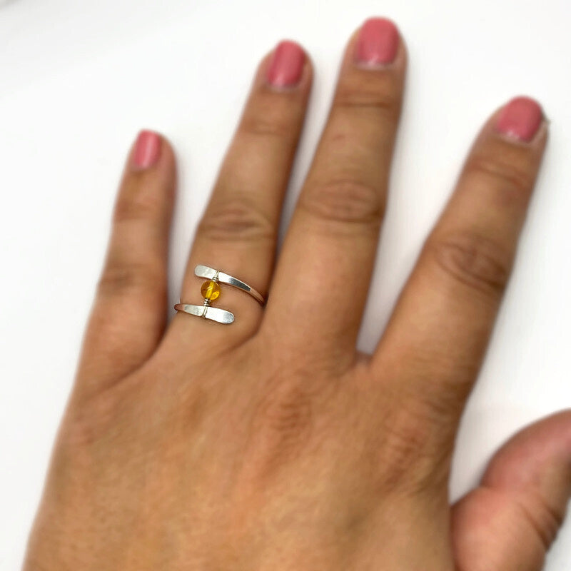 Zilveren Ring Met Een Okergele Barnsteen