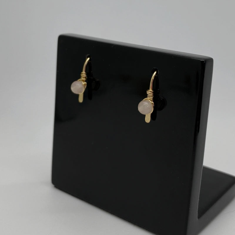 Gouden Minimalistische Oorbellen Met Rozenkwarts