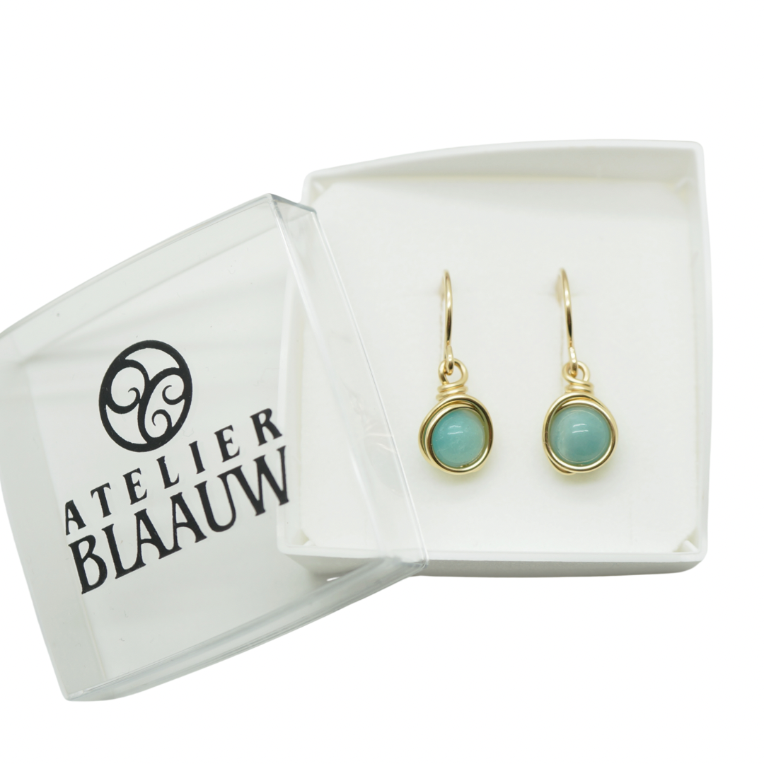 14k gold filled oorbellen met Amazoniet, stijlvol gepresenteerd in sieradendoosje van Atelier Blaauw.