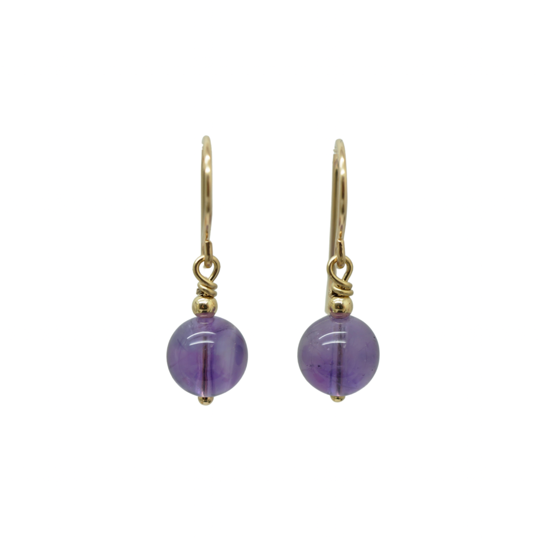 Handgemaakte 14k gold filled oorbellen met paarse amethist – elegant en tijdloos ontwerp van Atelier Blaauw.