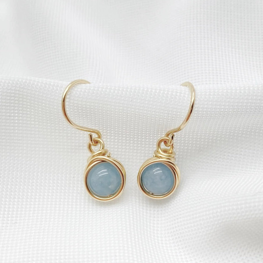Handgemaakte 14k gold filled oorbellen met glad geslepen Aquamarijn, ontworpen door Atelier Blaauw.