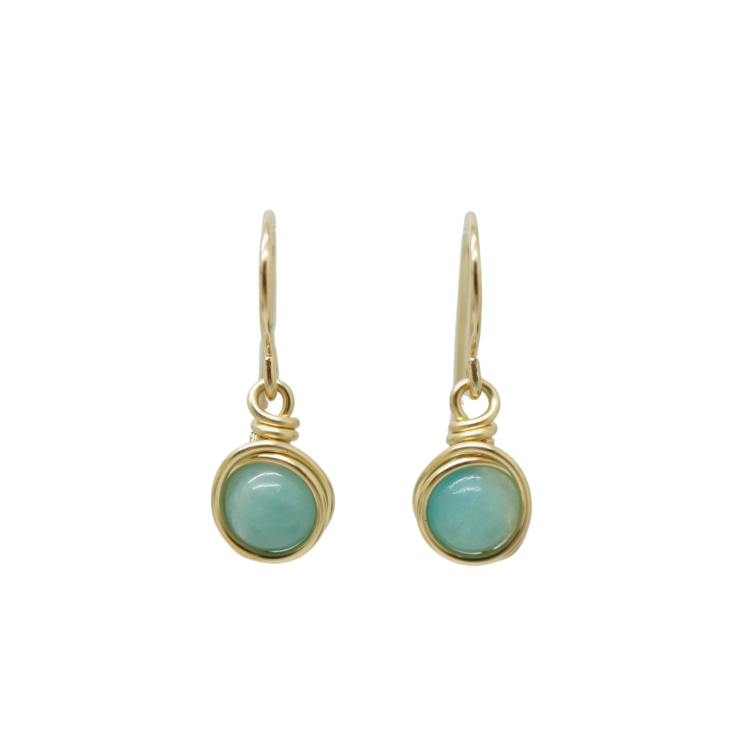 Vooraanzicht close-up van 14k gold filled wire wrap oorbellen met ronde Amazoniet stenen.