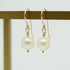 Klassieke handgemaakte 14k gold filled oorbellen met witte zoetwaterparel, elegant en tijdloos design.