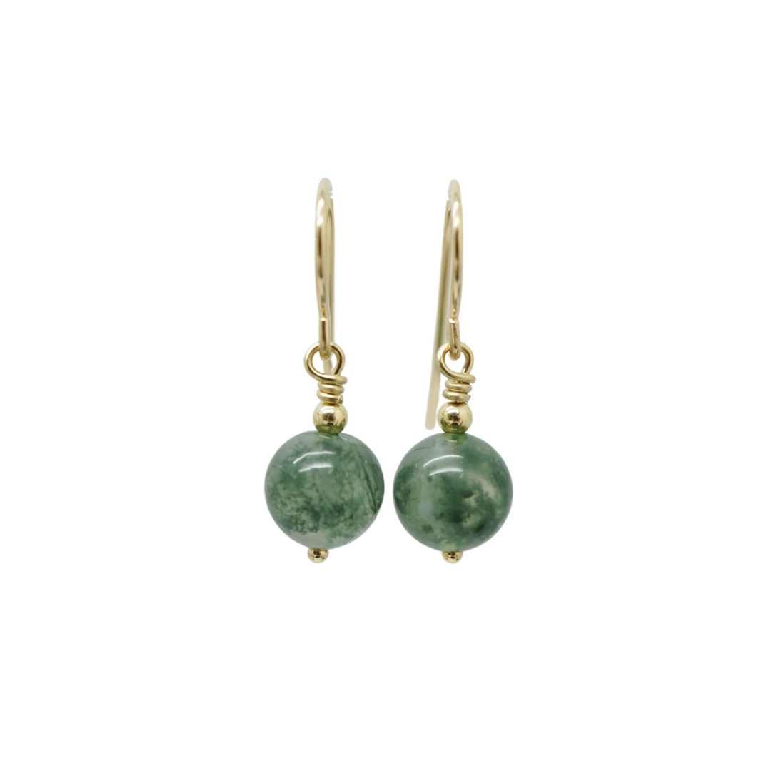 Handgemaakte 14k gold filled oorbellen met mosagaat edelsteen – uniek ontwerp van Atelier Blaauw.