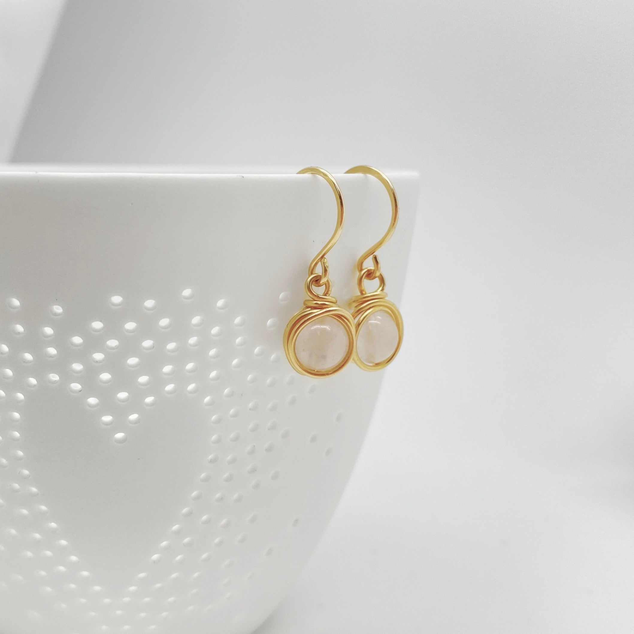 Handgemaakte 14K gold filled oorbellen met rozenkwarts, elegant en lichtroze glanzend.