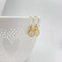Handgemaakte 14K gold filled oorbellen met rozenkwarts, elegant en lichtroze glanzend.