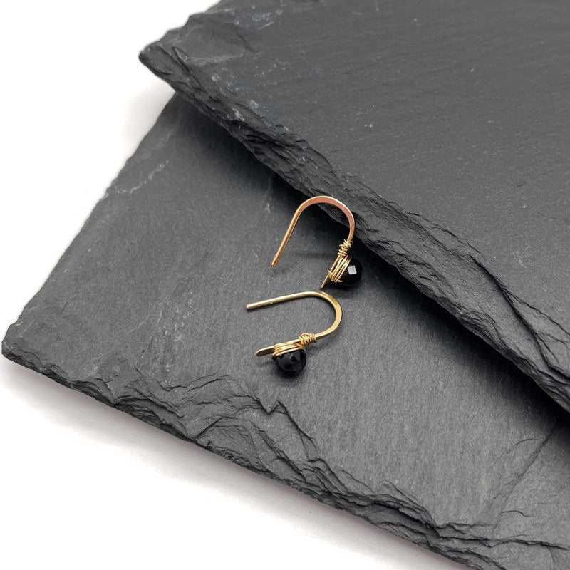Kleine 14K Gold Filled Oorbellen Met Zwarte Spinel