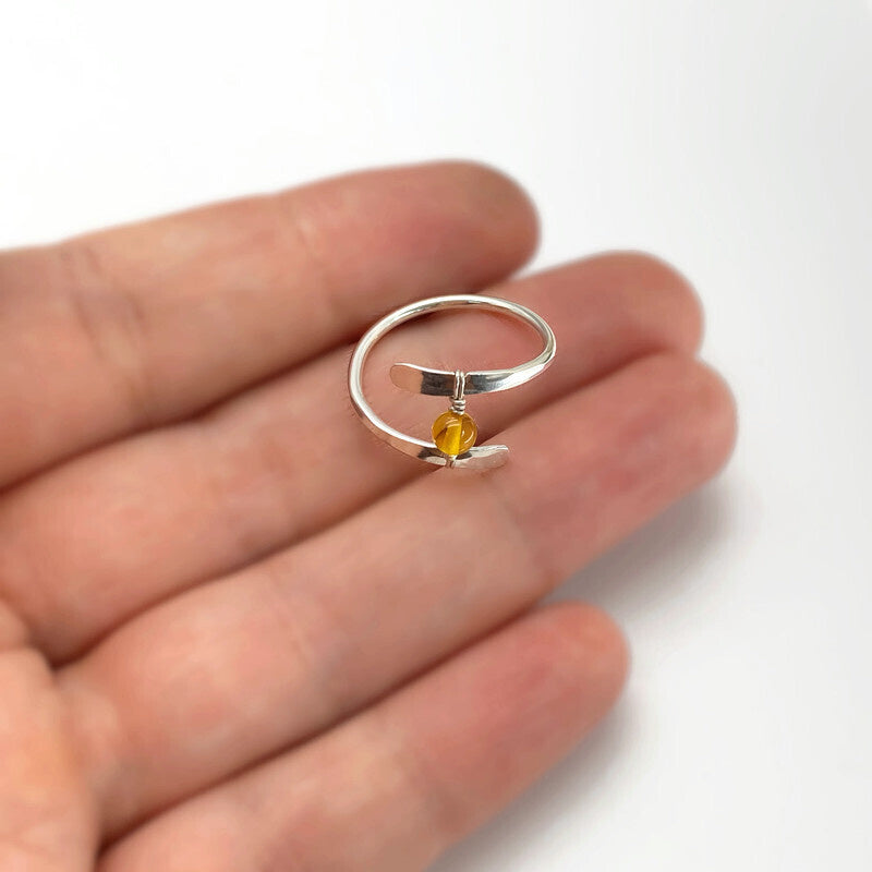 Zilveren Ring Met Een Okergele Barnsteen