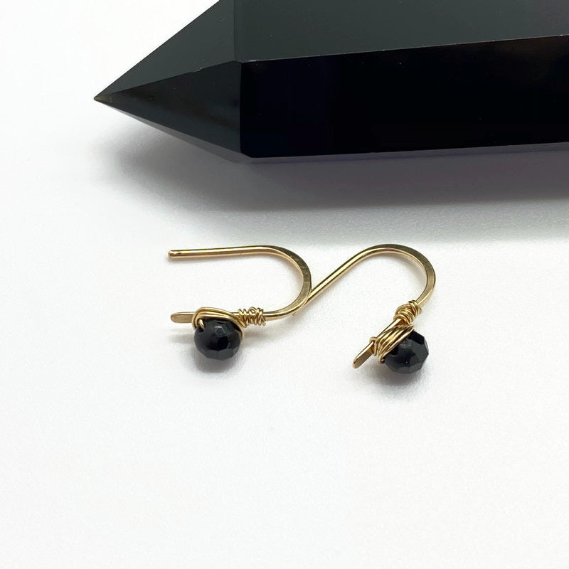 Kleine 14K Gold Filled Oorbellen Met Zwarte Spinel