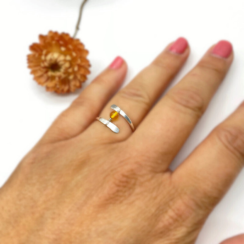 Zilveren Ring Met Een Okergele Barnsteen
