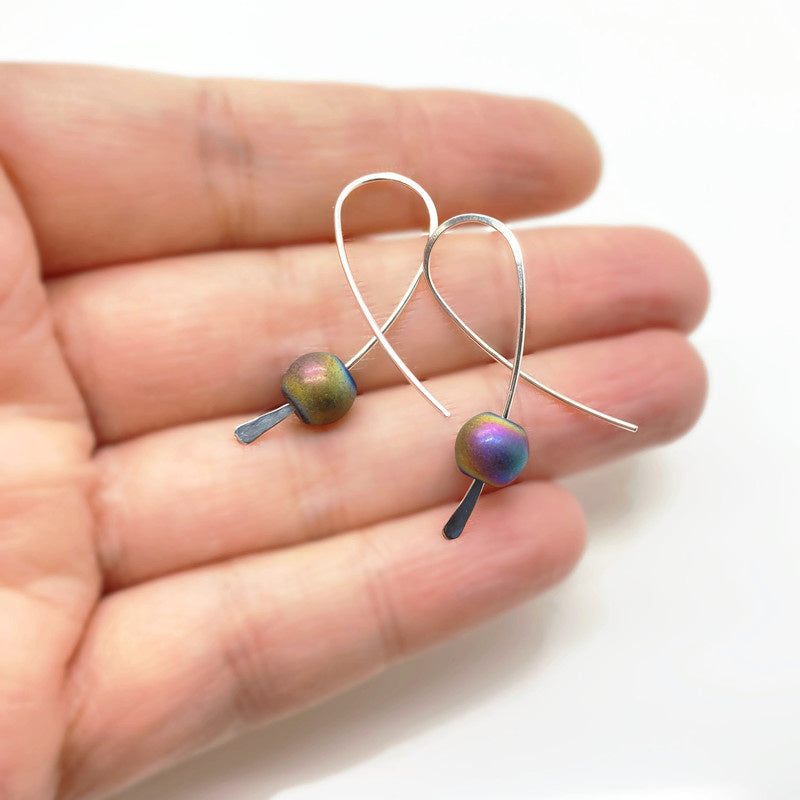 Sterling Zilver Confetti Oorbellen Met Regenboog Hematiet