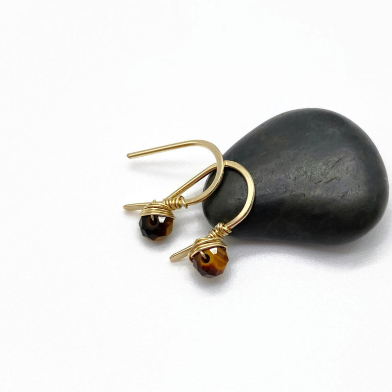 Minimalistische Gouden Oorbellen Met Gefacetteerde Tijgeroog