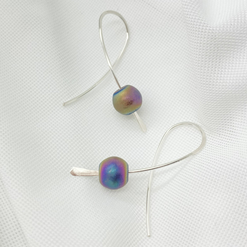 Sterling Zilver Confetti Oorbellen Met Regenboog Hematiet