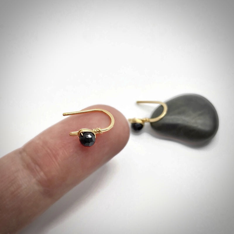 Kleine 14K Gold Filled Oorbellen Met Zwarte Spinel