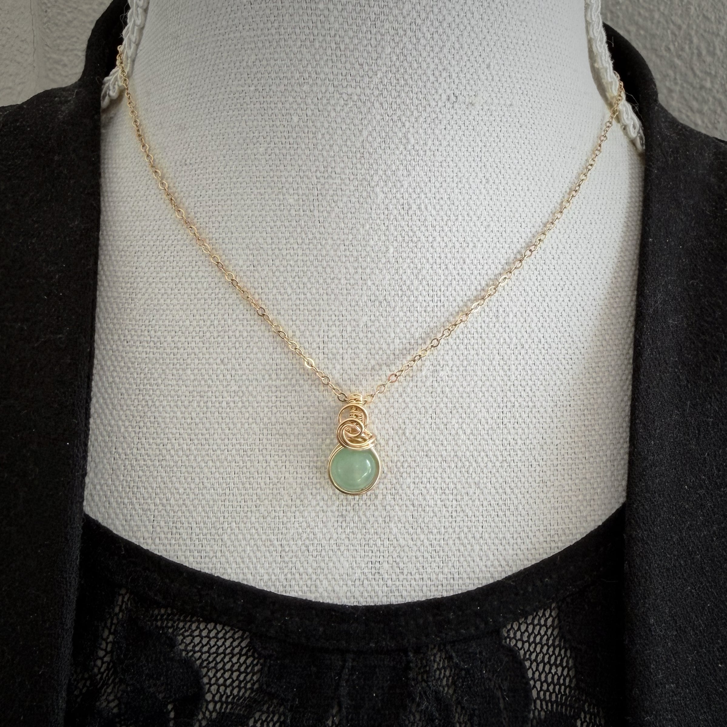 Sierlijke 14k gold filled wire wrap hanger met groene aventurijn