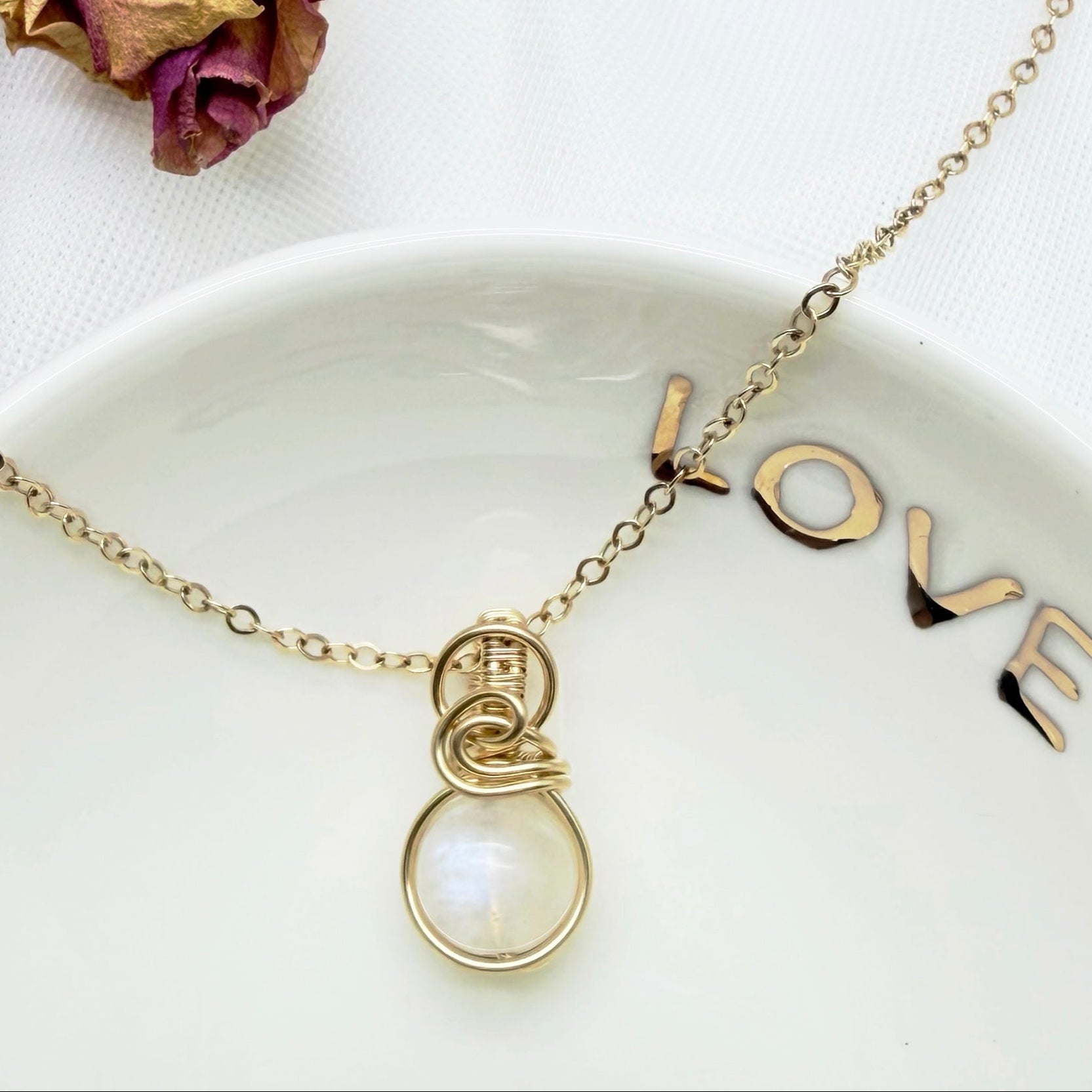 Sierlijke maansteen hanger van gold filled, wire wrapped