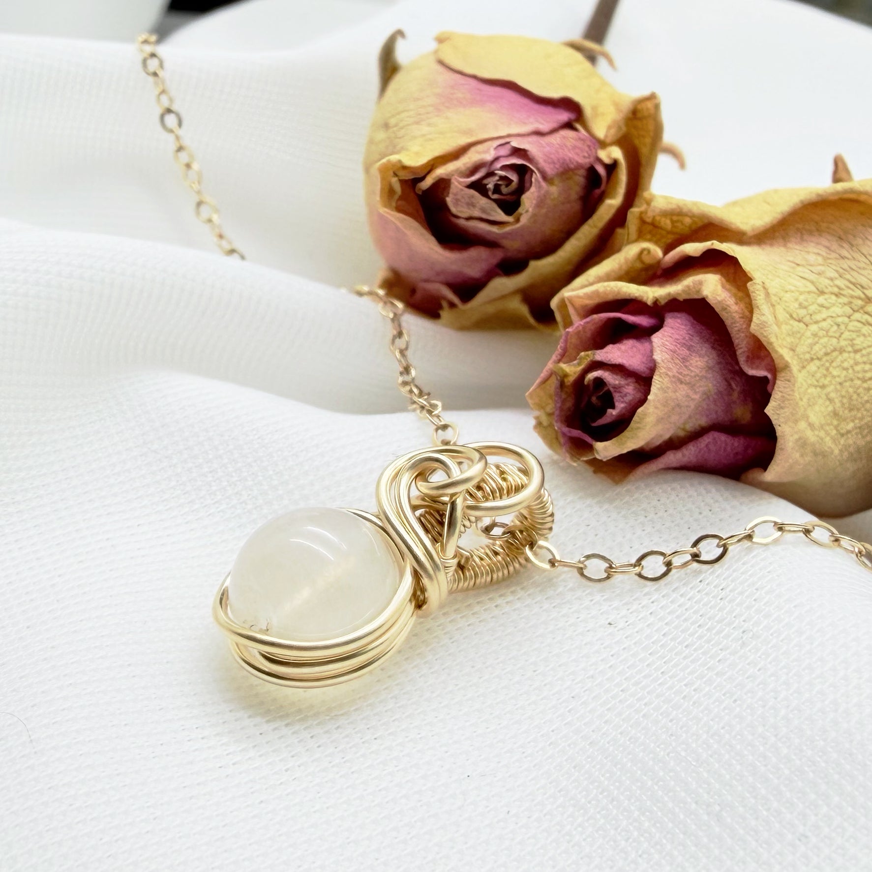 Sierlijke maansteen hanger van gold filled, wire wrapped