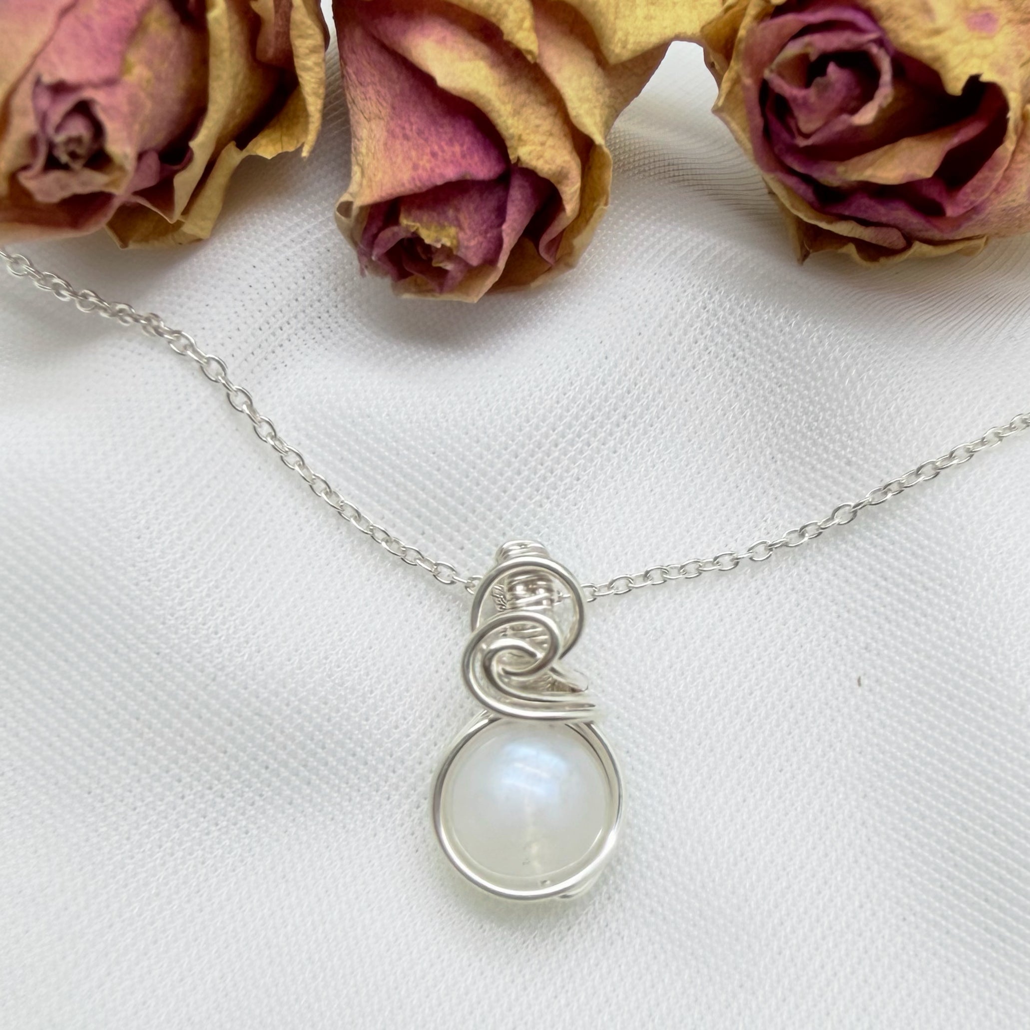 Sierlijke hanger met maansteen van sterling zilver, wire wrapped
