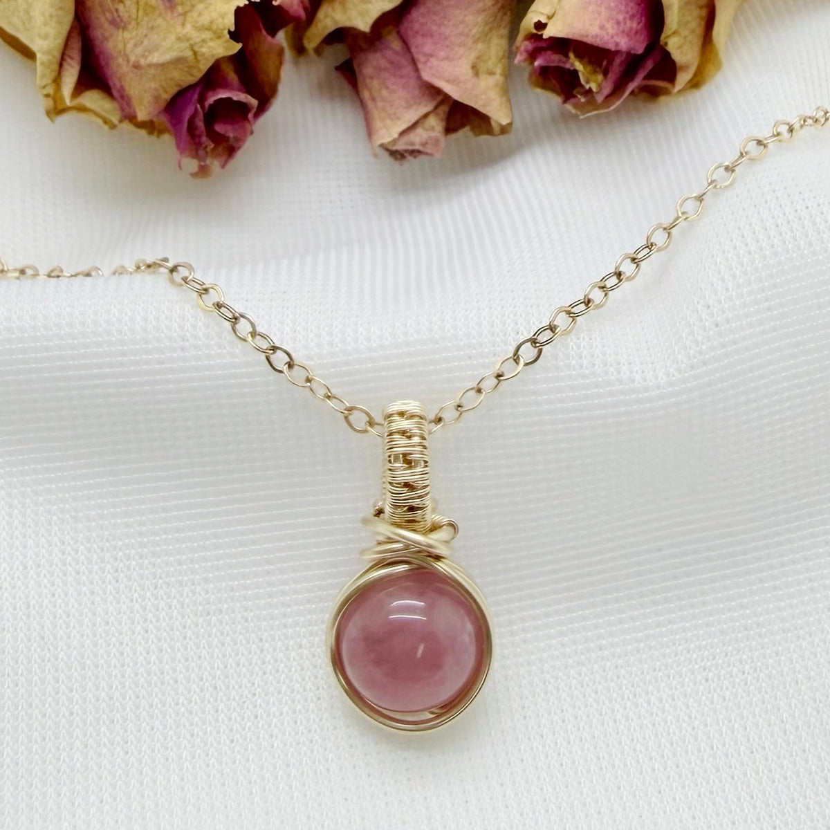 Gold filled vintage roze rozenkwarts hanger