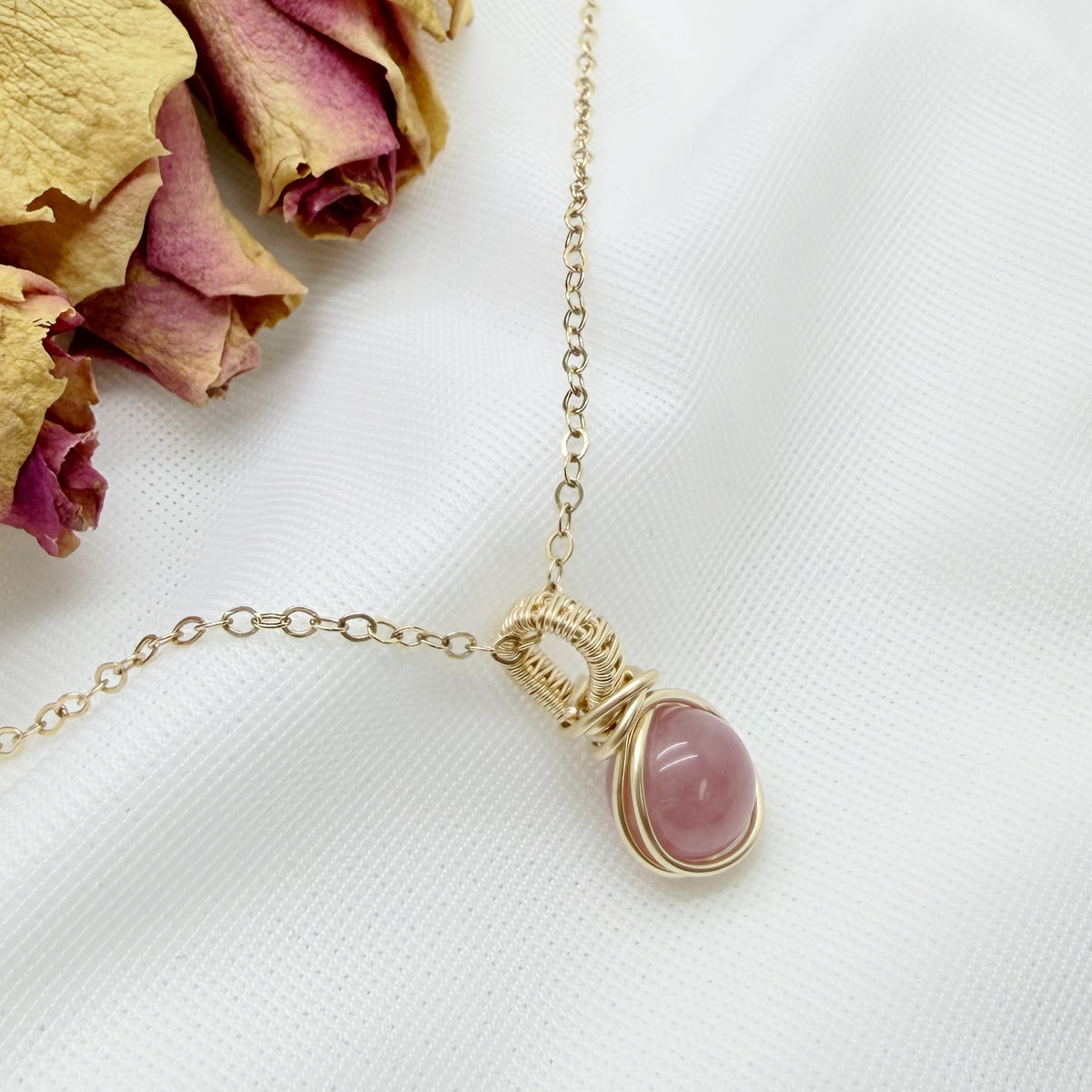 Gold filled vintage roze rozenkwarts hanger