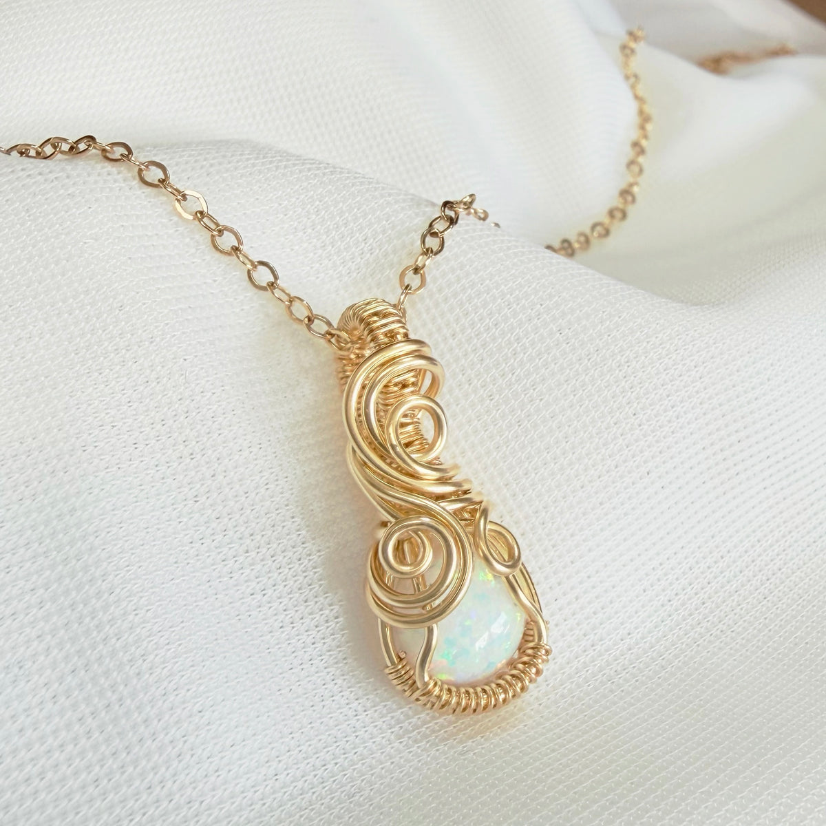 14k gold filled wire wrap hanger met Bello opaal