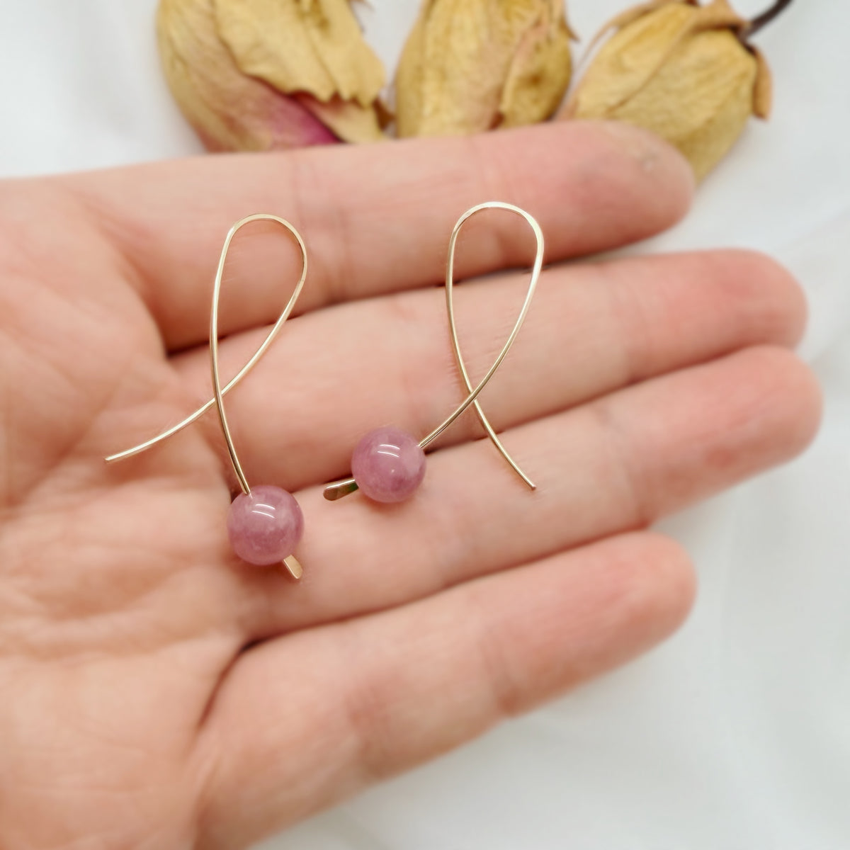 14k gold filled confetti oorbellen met rozenkwarts uit Madagascar
