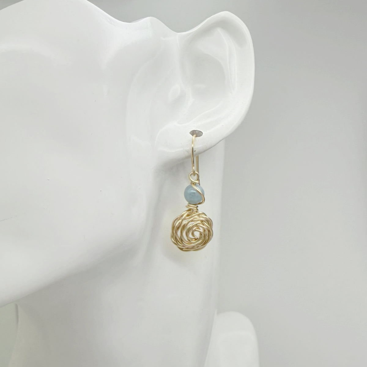 Gold filled roos oorbellen met aquamarijn