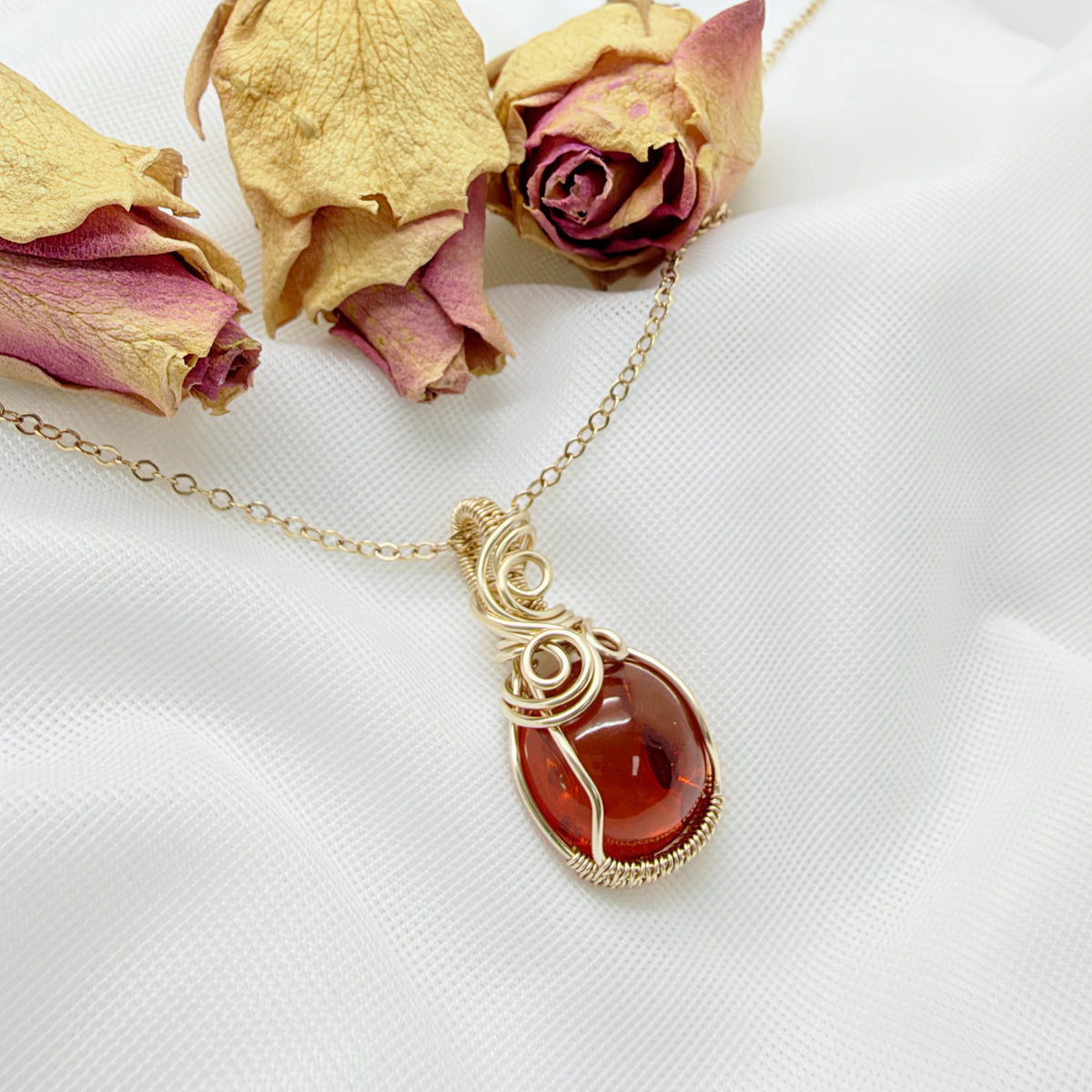 14K Gold Filled Barnsteen Hanger, Handgemaakt Sieraad met Betekenis