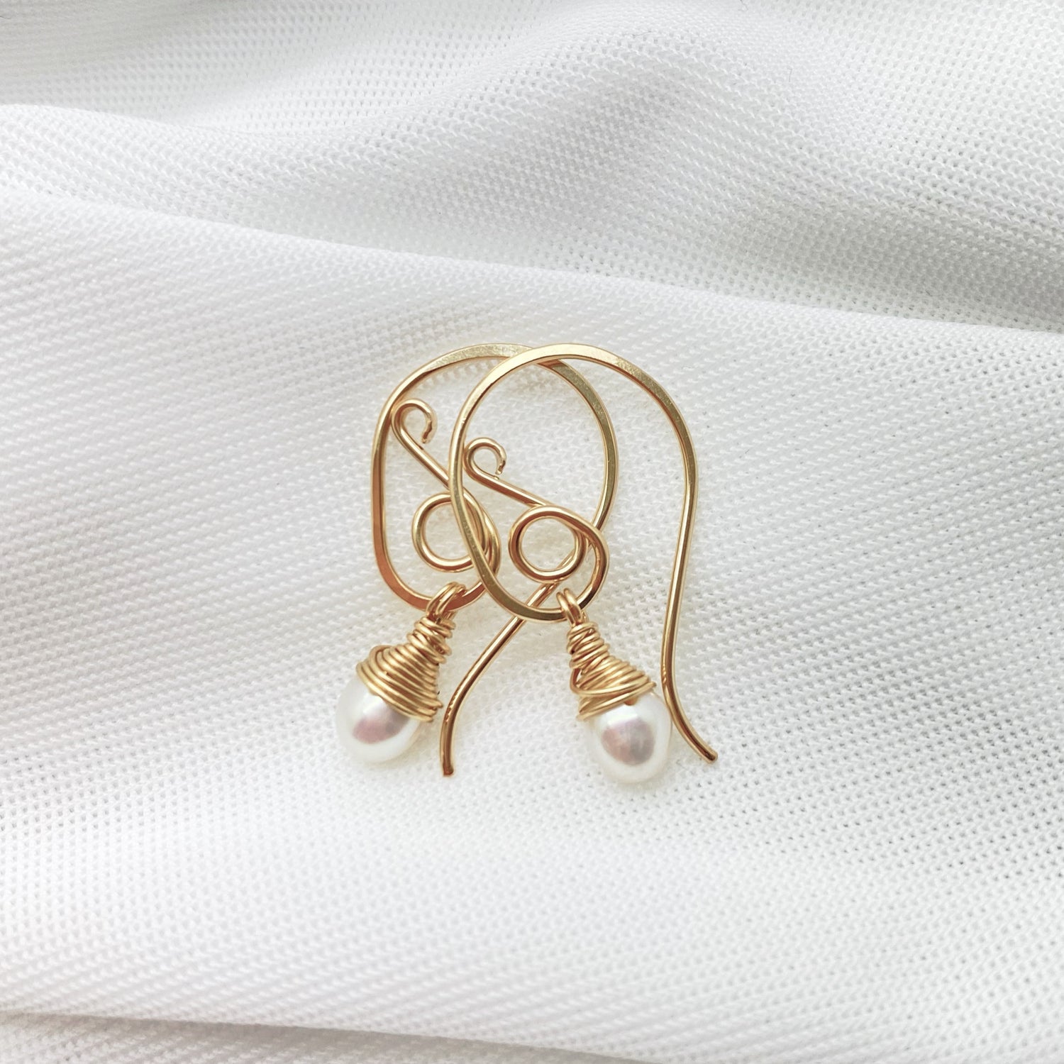 Sierlijke gold filled oorbellen met Zoetwaterparel