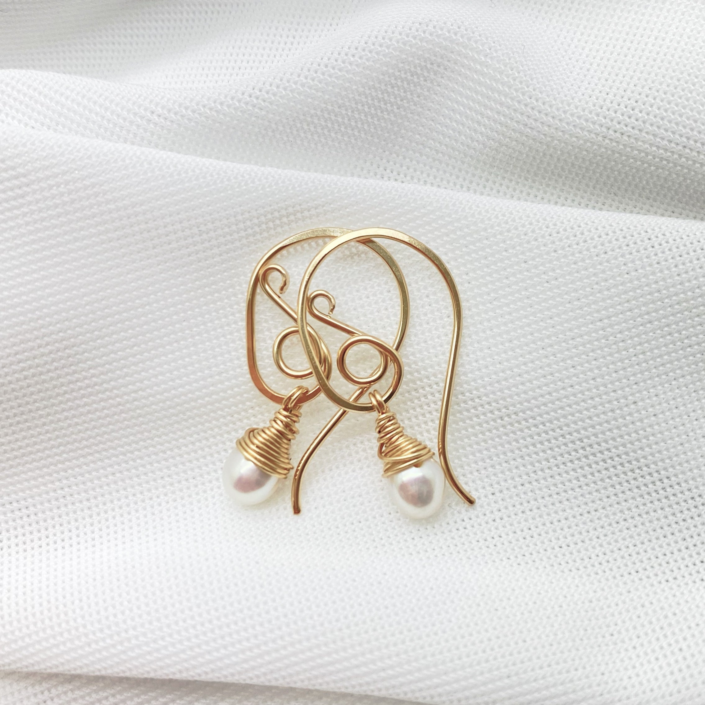 Sierlijke gold filled oorbellen met Zoetwaterparel