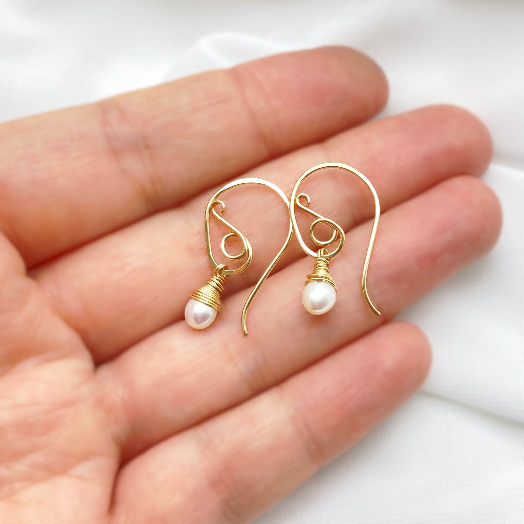 Sierlijke gold filled oorbellen met Zoetwaterparel