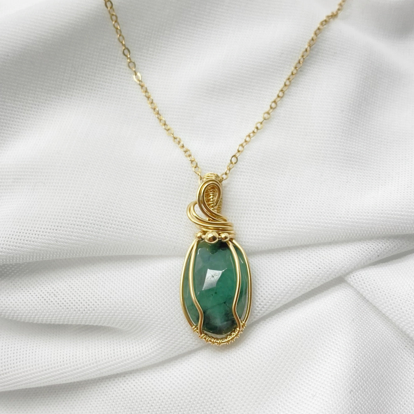 14k gold fill wire wrap hanger met Smaragd