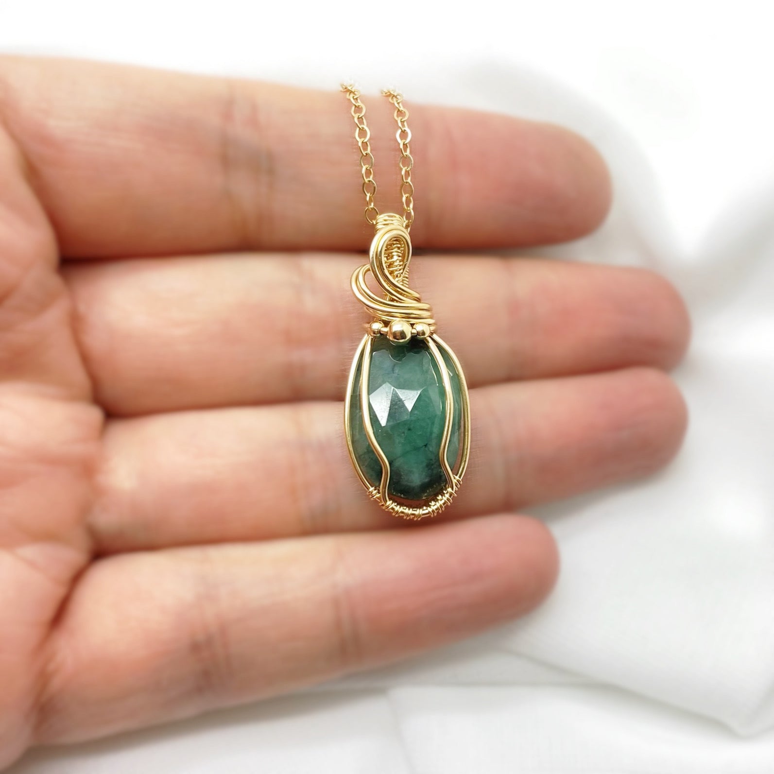 14k gold fill wire wrap hanger met Smaragd
