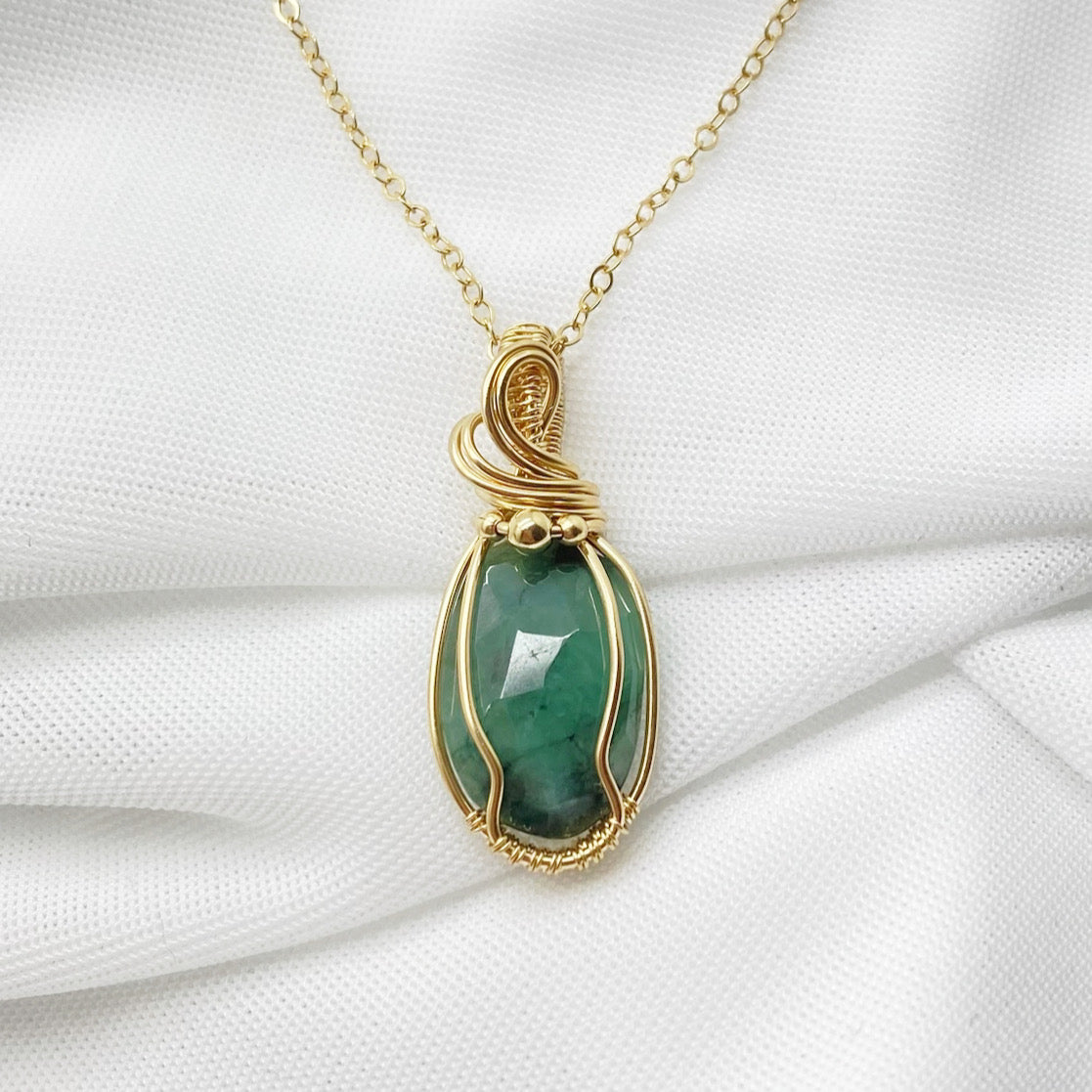 14k gold fill wire wrap hanger met Smaragd