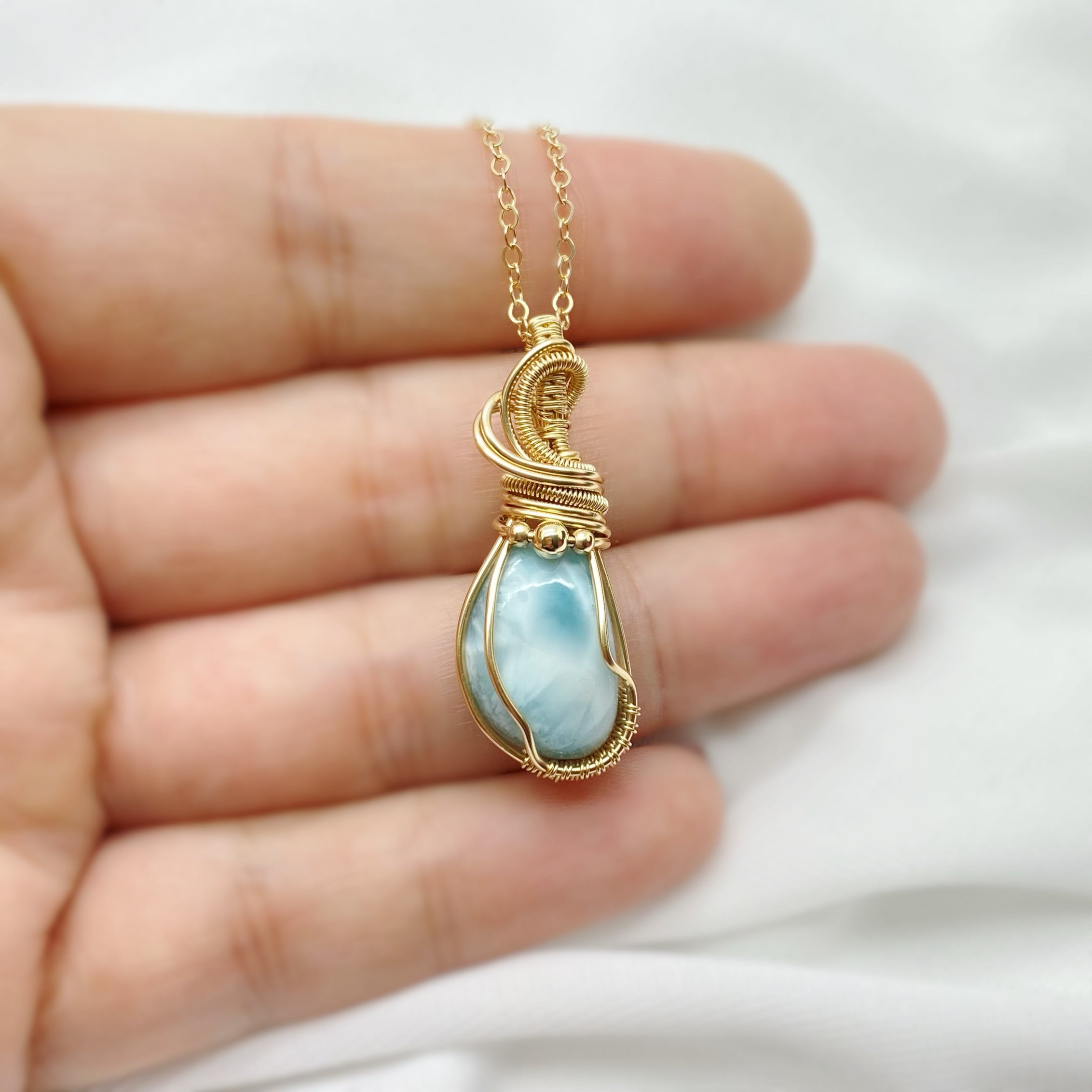 14k gold filled hanger met Larimar