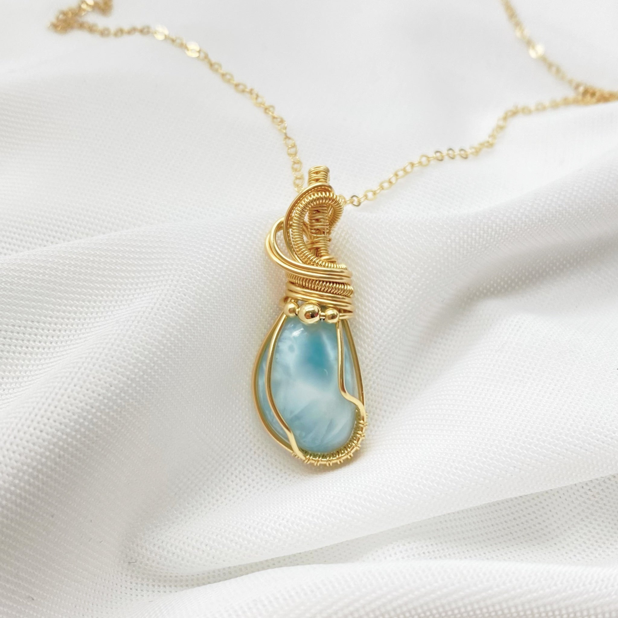 14k gold filled hanger met Larimar
