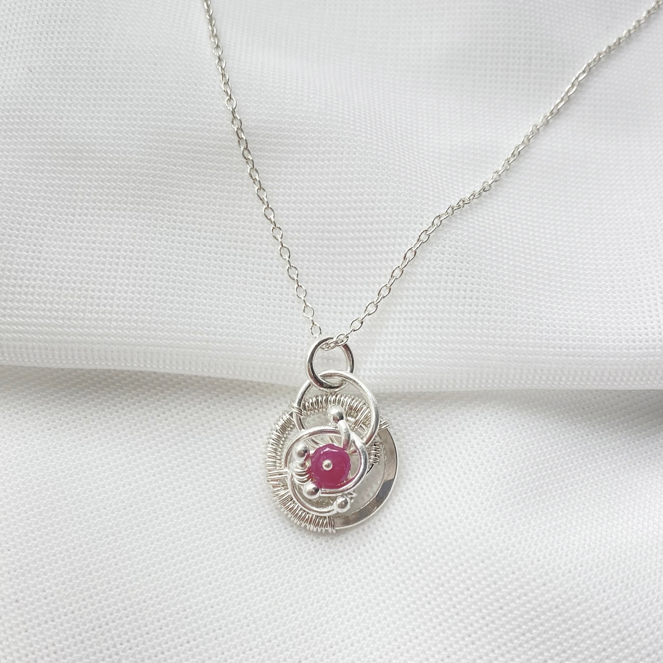 Juli geboorte ketting met Robijn