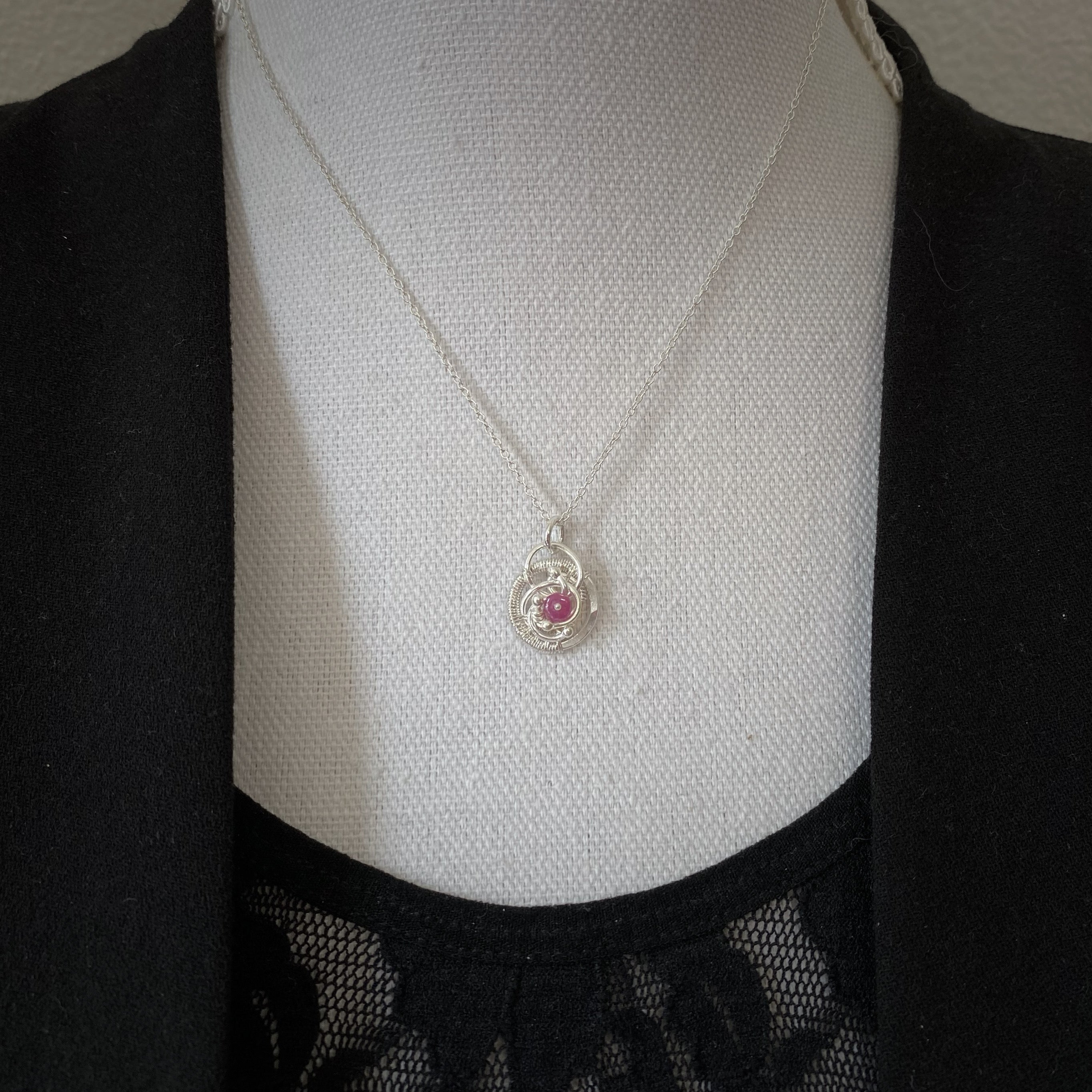 Juli geboorte ketting met Robijn