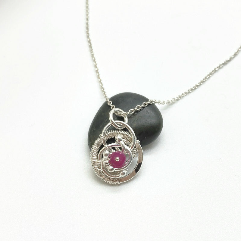 Juli geboorte ketting met Robijn