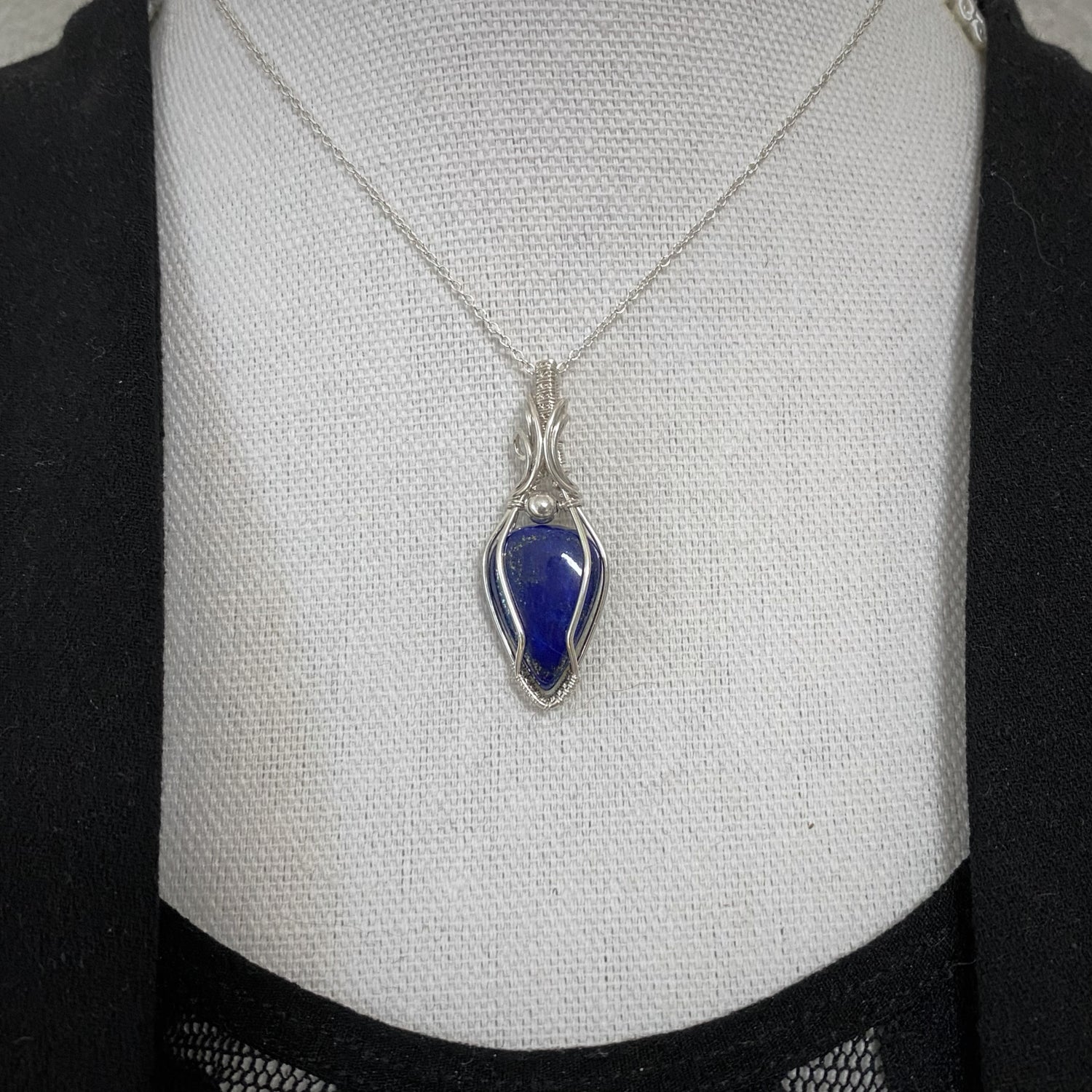 Zilveren wire wrap hanger met Lapis Lazuli