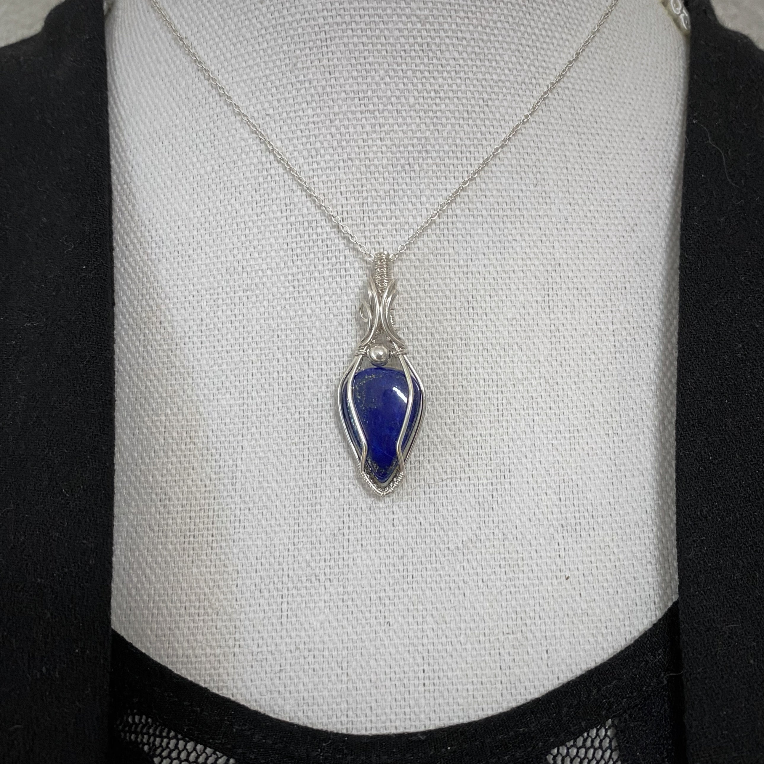 Zilveren wire wrap hanger met Lapis Lazuli