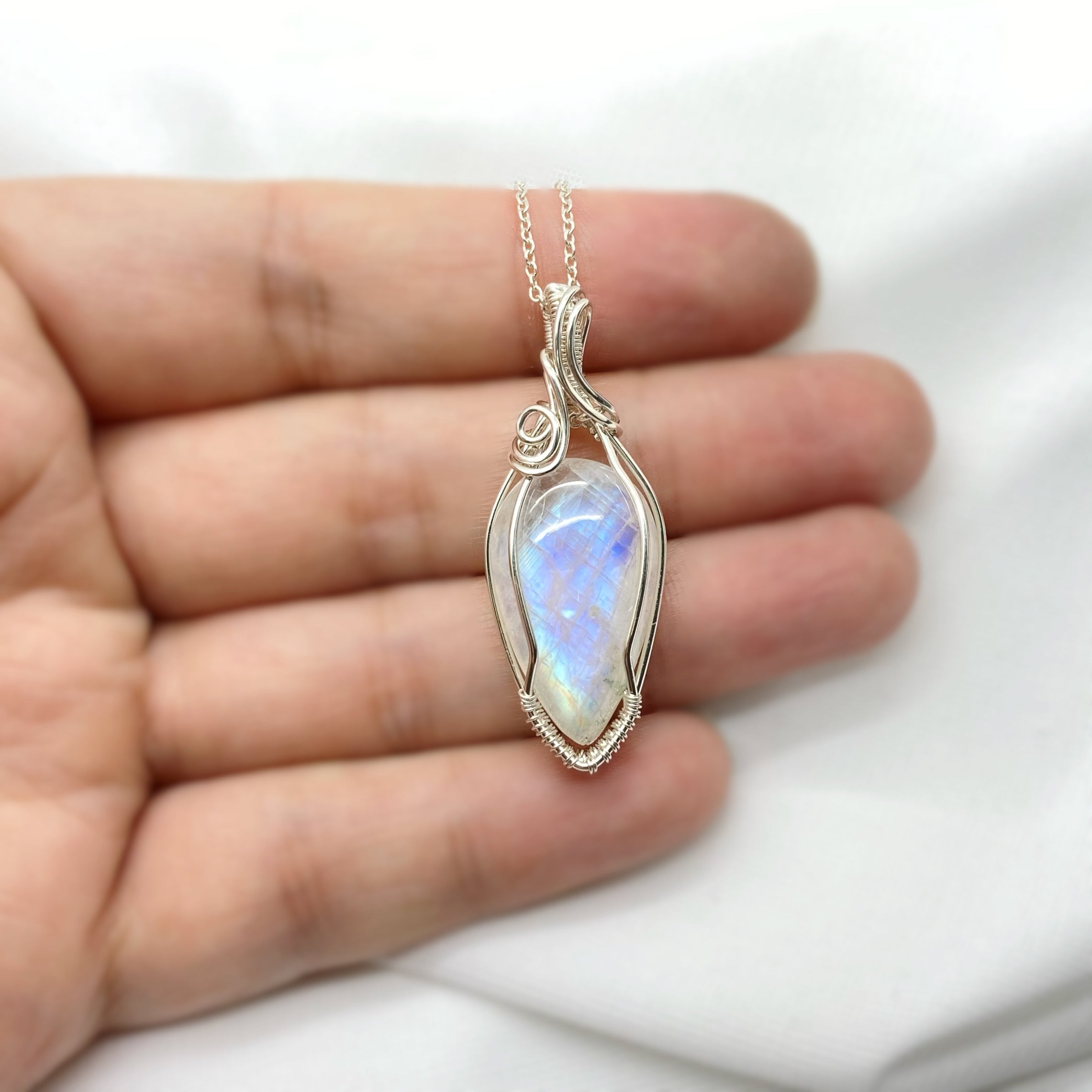 Zilveren Wirewrap Hanger Met Regenboog Maansteen