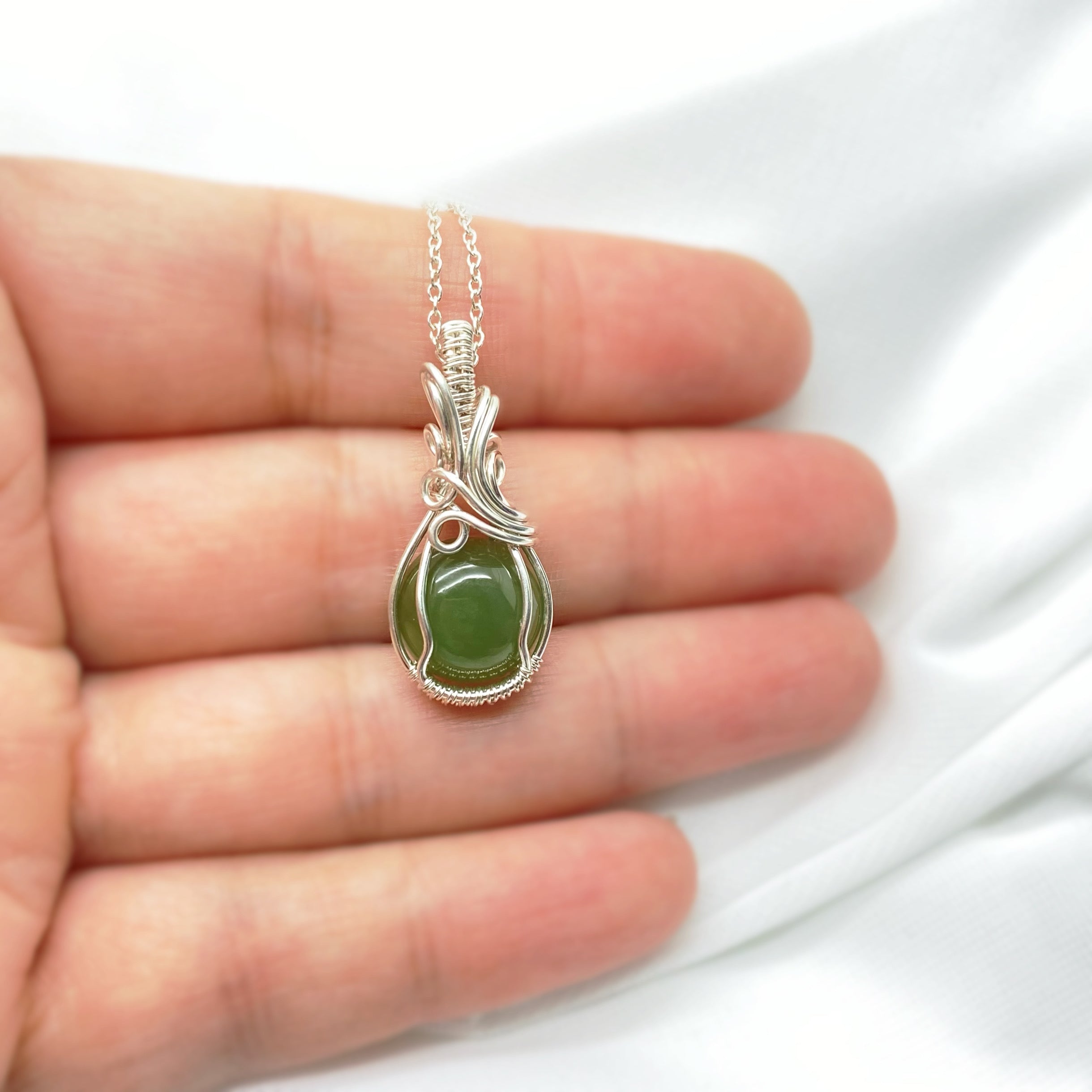 Sterling zilveren wire wrap hanger met groene Jade