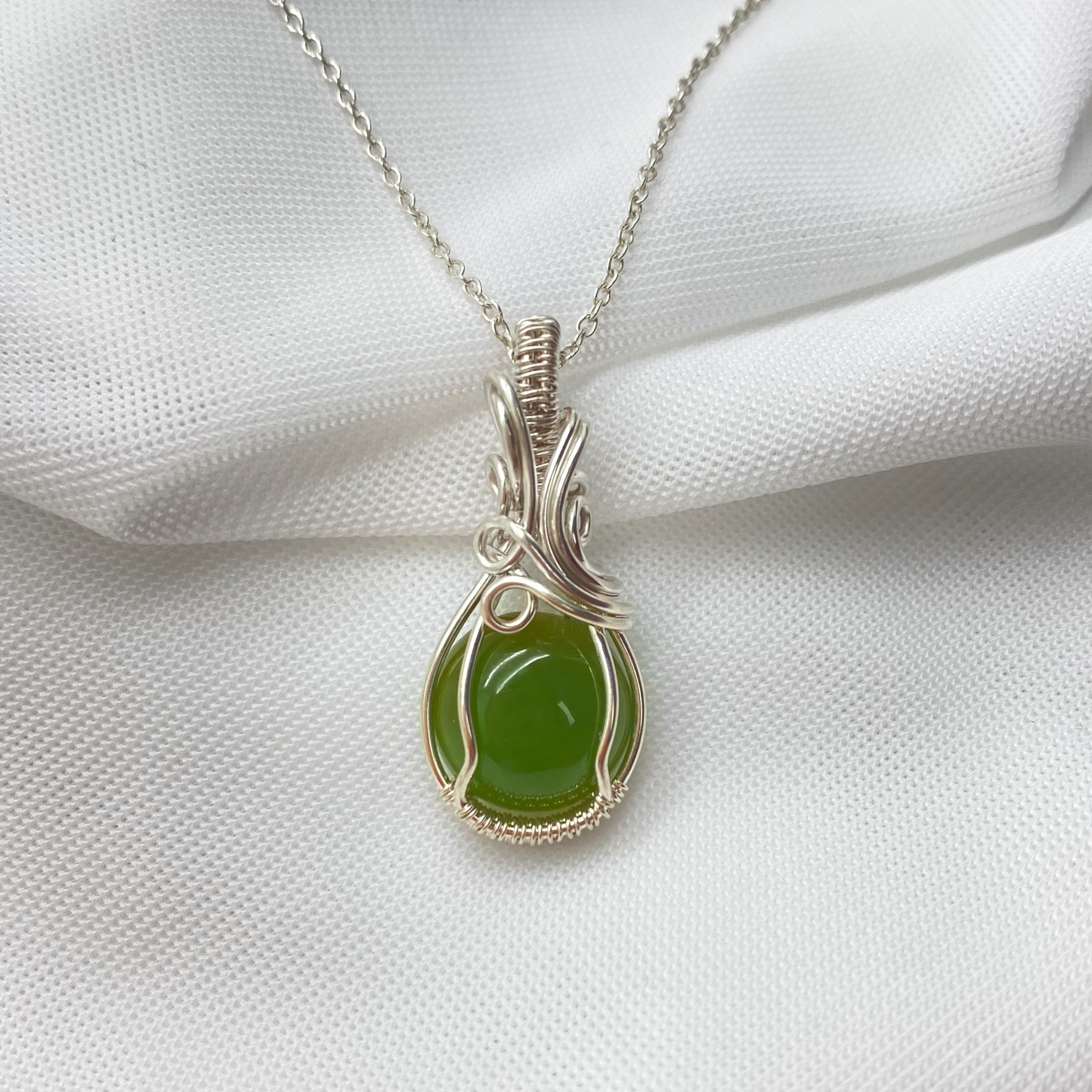 Sterling zilveren wire wrap hanger met groene Jade