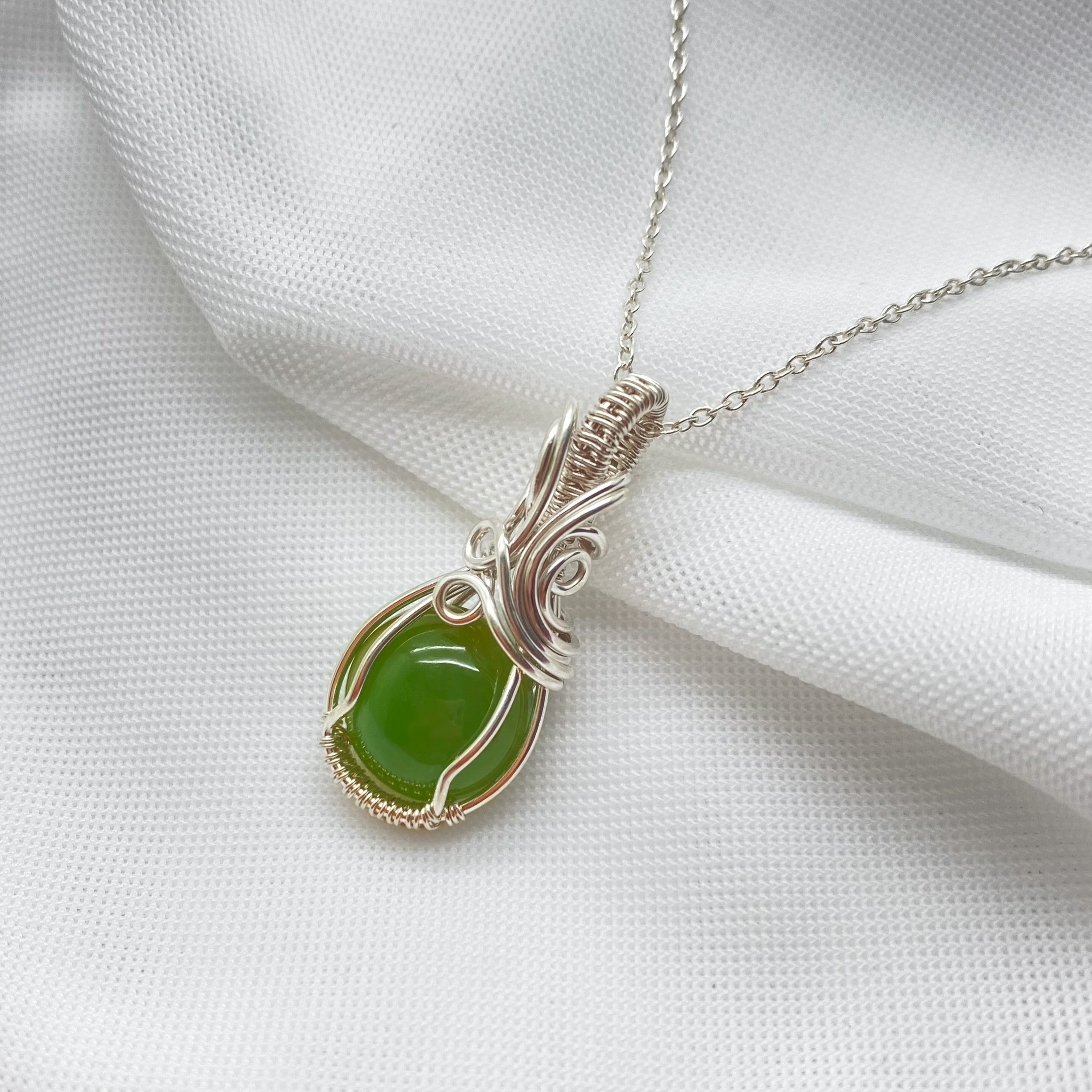 Sterling zilveren wire wrap hanger met groene Jade