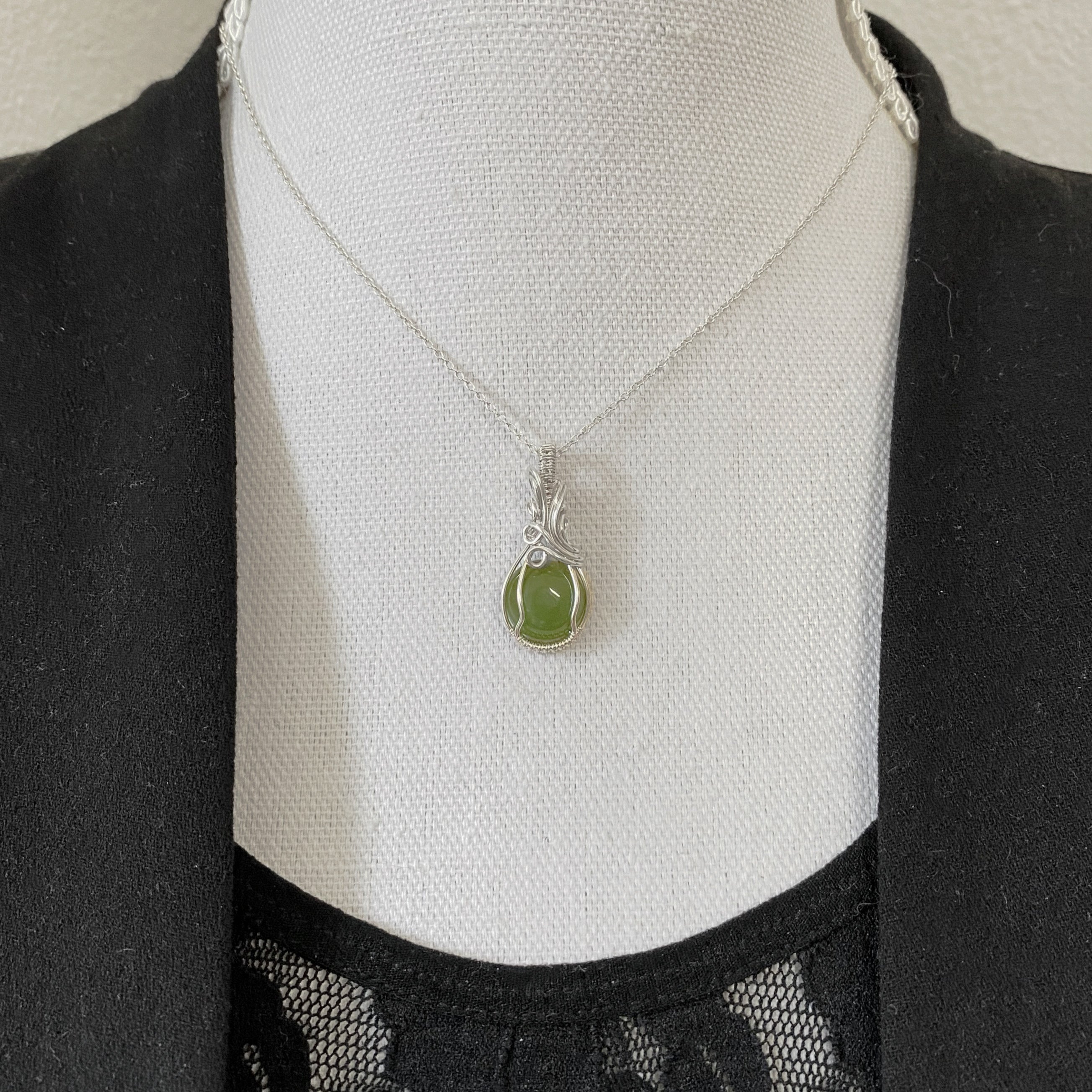 Sterling zilveren wire wrap hanger met groene Jade