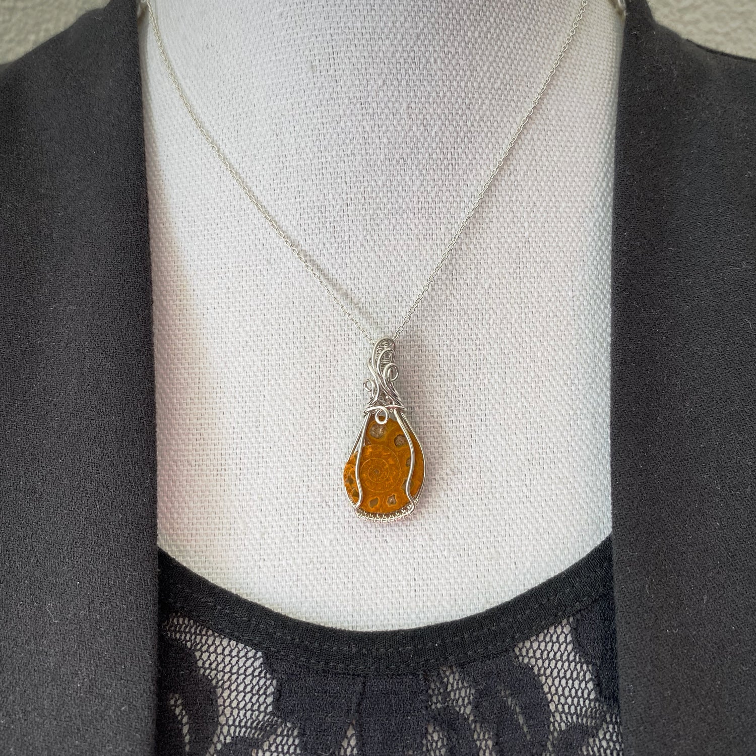 Sterling zilveren wire wrap hanger met Ammoniet