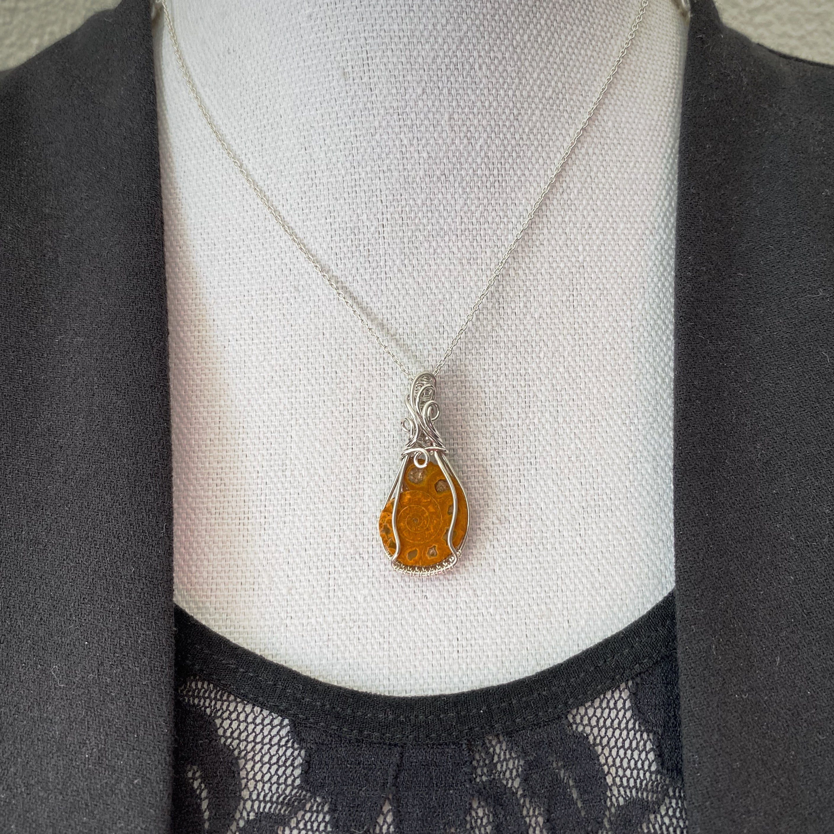 Sterling zilveren wire wrap hanger met Ammoniet