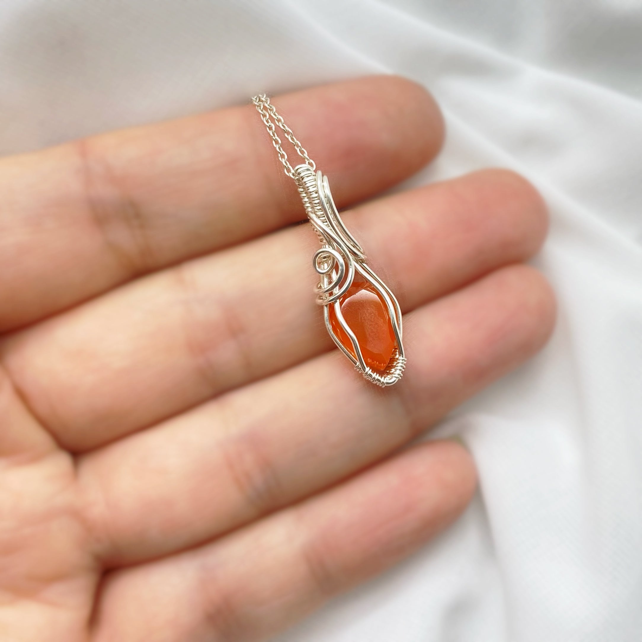 Zilveren wire wrap hanger met carneool